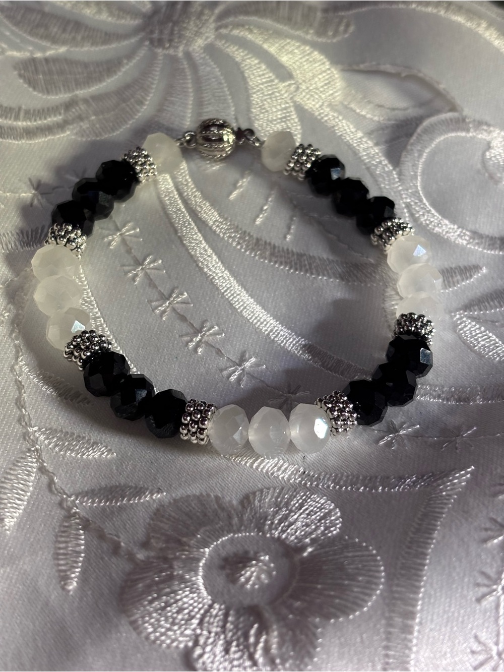 Black & White Faceted Beaded Bracelet 7.5 inches